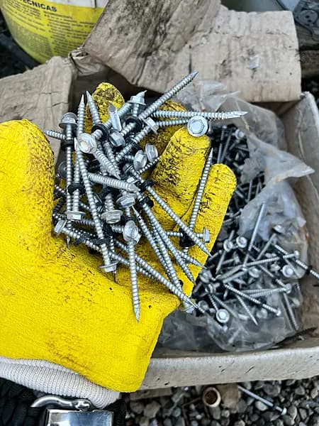 Tornillos reciclados de diferentes tipos y tamaños para construcción - KONSTANDER